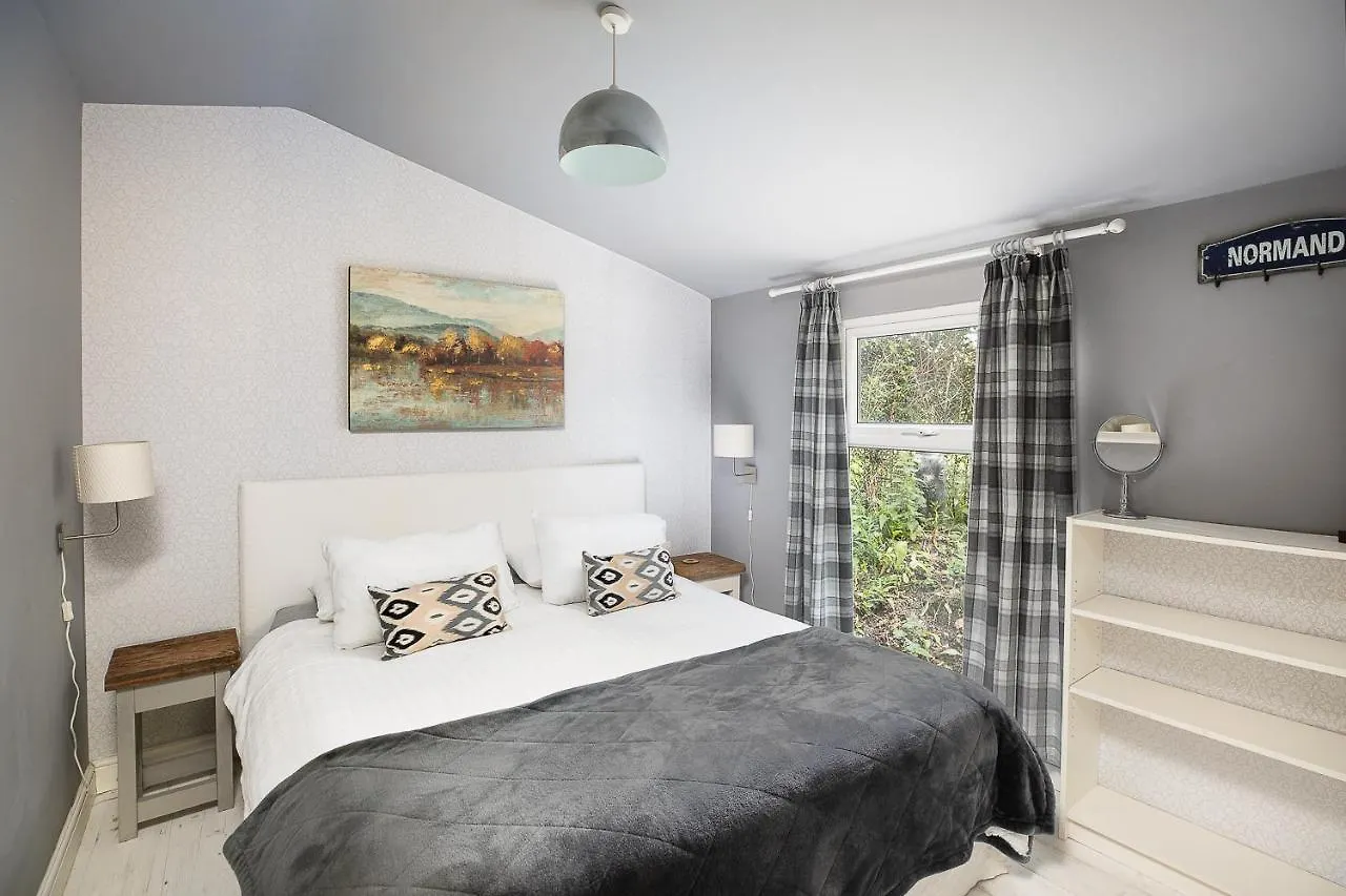 The Log Cabin With Private Hot Tub, Bath Villa United Kingdom